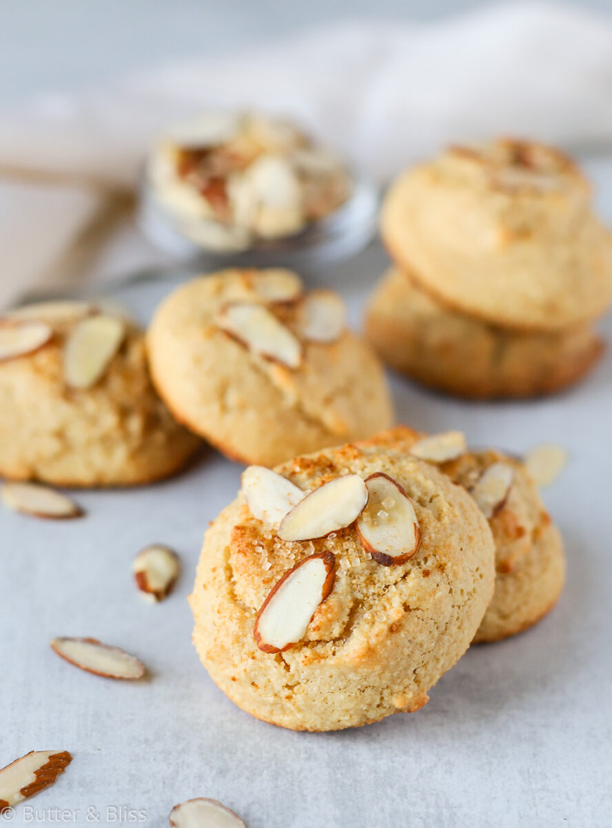 Almond cookies with almond slices