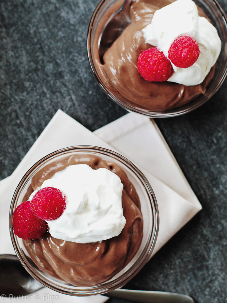 Small serving bowls with chocolate pudding