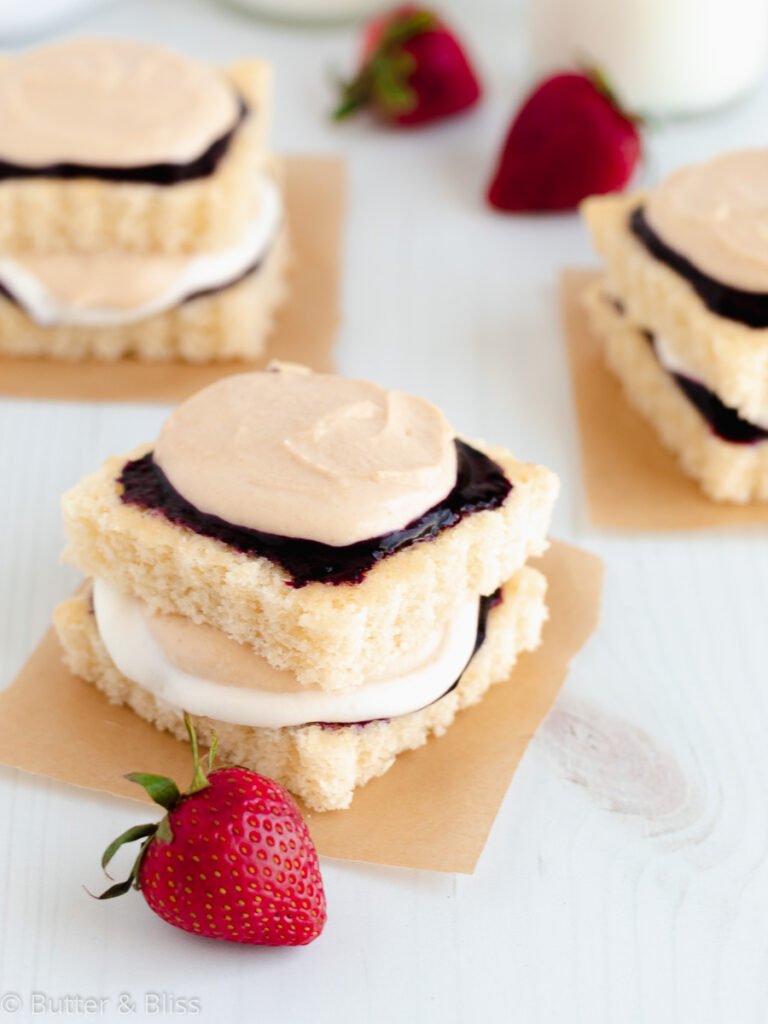 Mini cakes with peanut butter and jelly filling