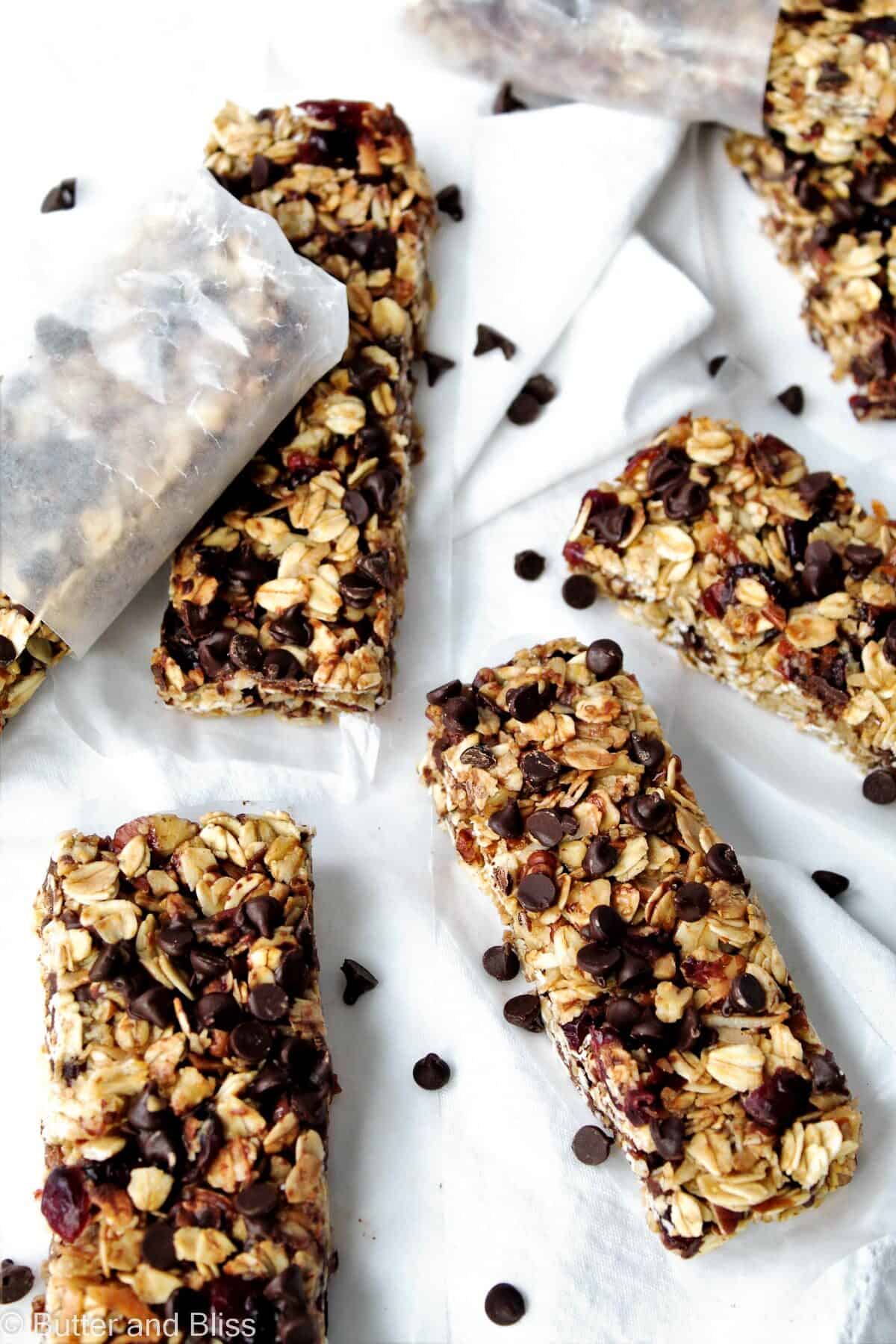 Chocolate chip and cranberry granola bars arranged om a table