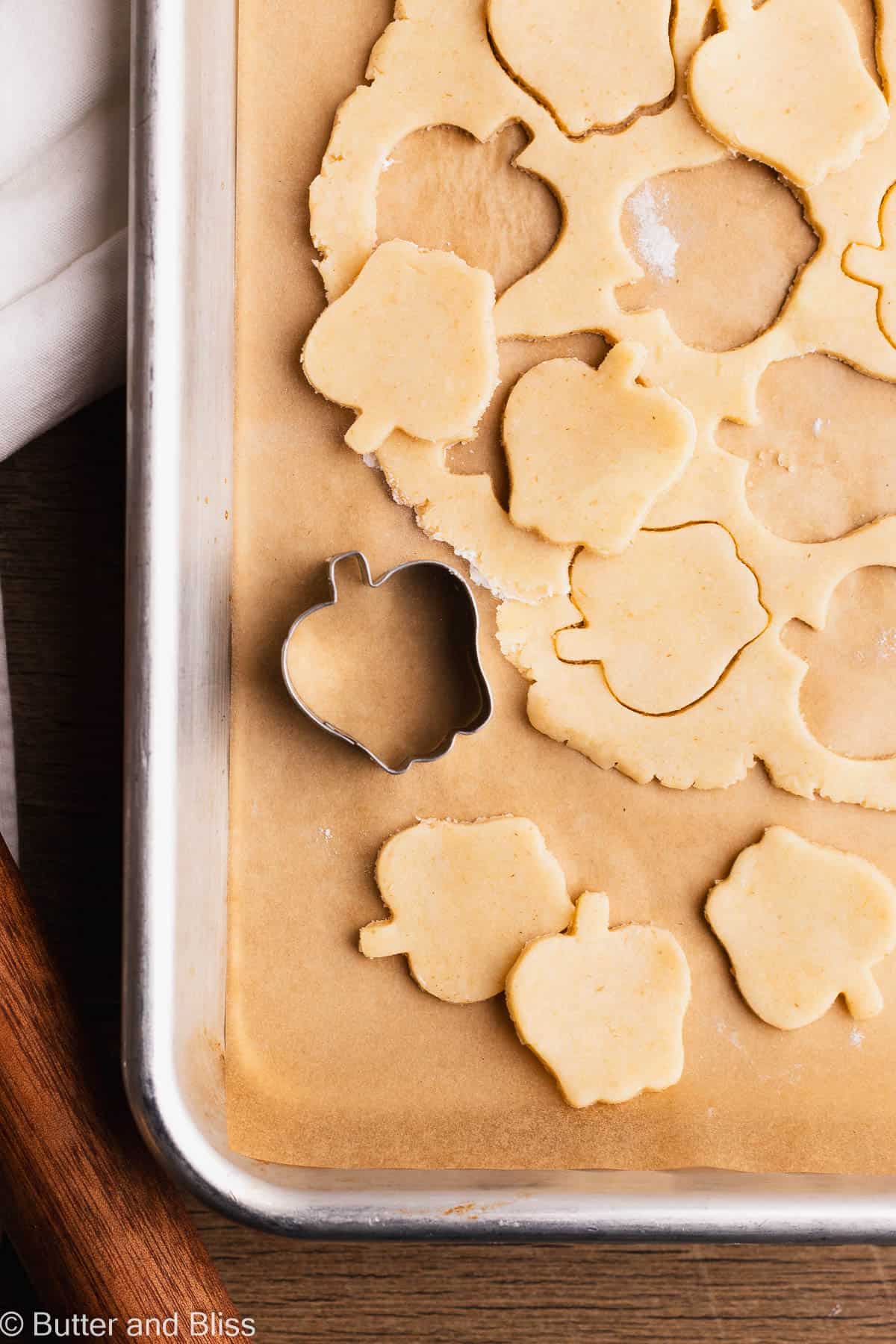 Cute little apple shaped pie dough cut-outs to top a Thanksgiving pie.