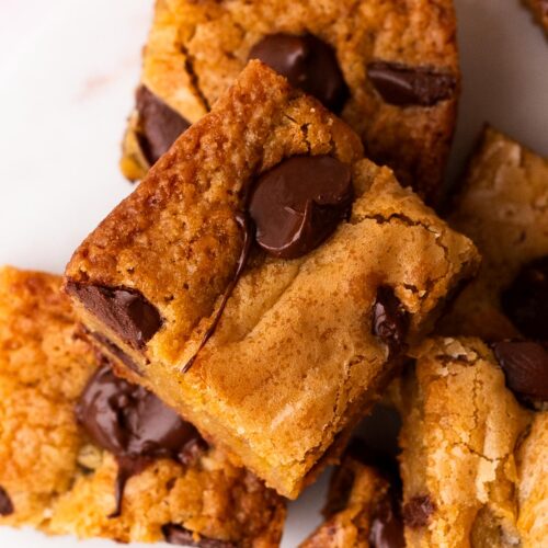 Focus on single blondie square topped with melty chocolate chips.