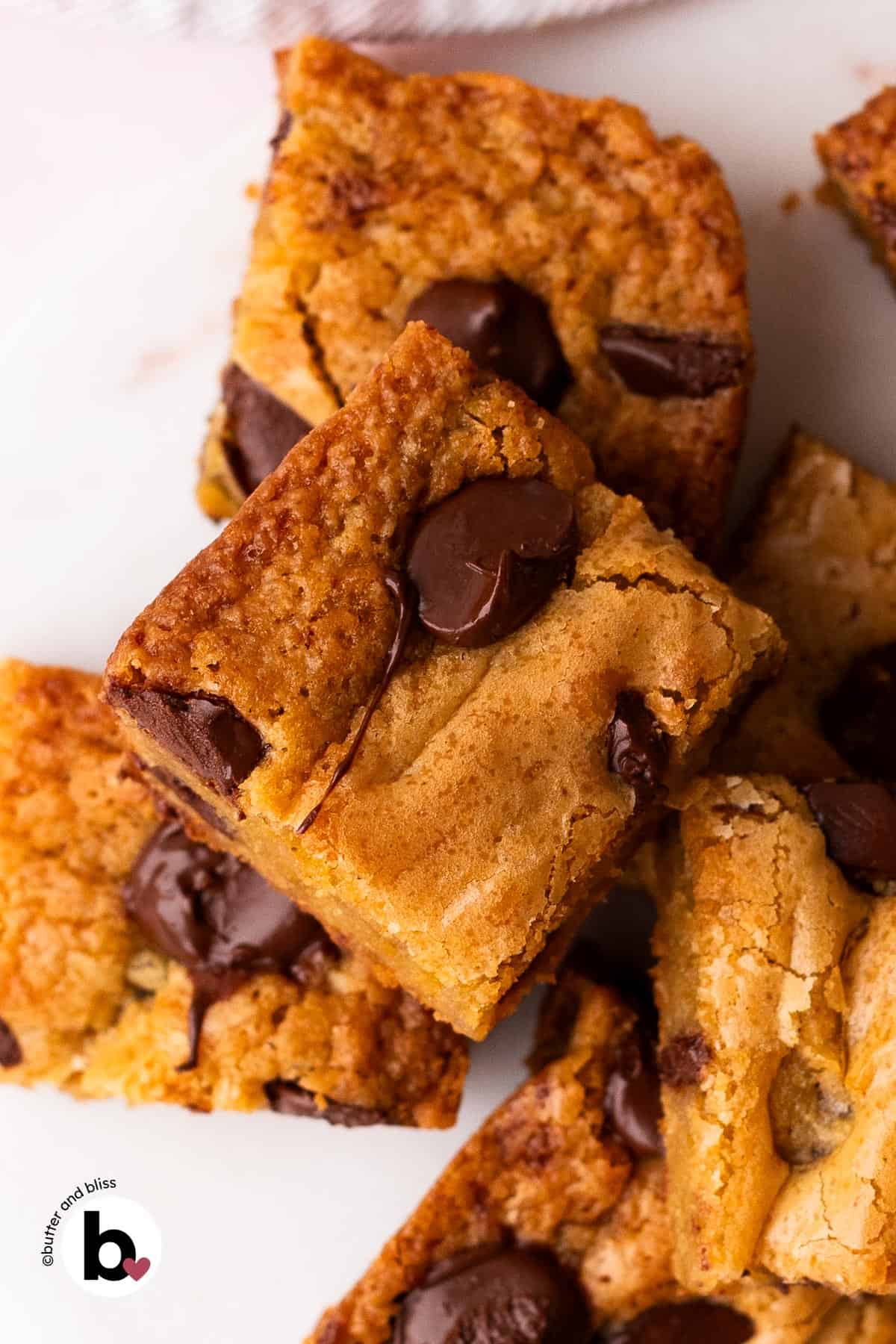 Focus on single blondie square topped with melty chocolate chips.